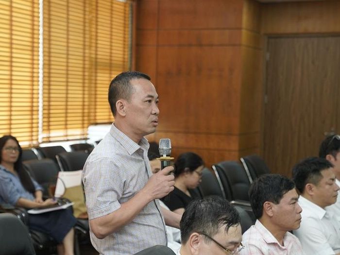 Ông Nguyễn Văn Hải, Giám đốc Nhà máy Ô tô VEAM, phát biểu, kiến nghị tại buổi làm việc.
