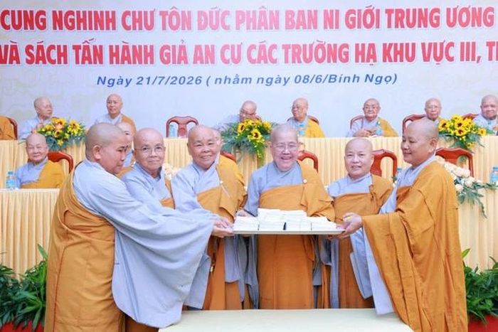 Ni trưởng Thích nữ Từ Nhẫn cúng dường trường hạ Ni viện Thiện Hòa