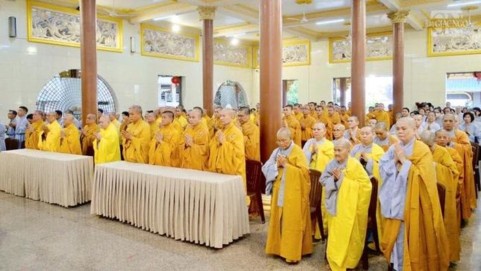 Đại chúng đạo tràng Vạn Đức đảnh lễ, tri ân Trưởng lão Hòa thượng Thích Nhật Quang