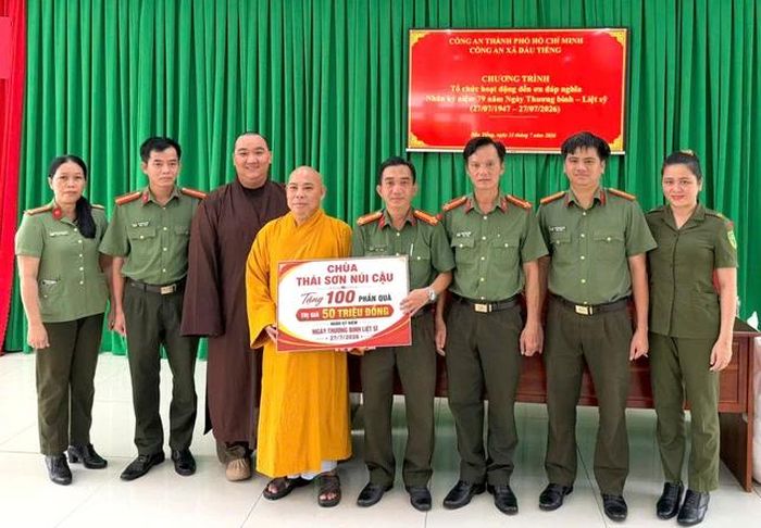 Thượng tọa Thích Tắc An trao bảng tượng trưng hỗ trợ 100 phần quà đến đại diện lãnh đạo Công an xã Dầu Tiếng
