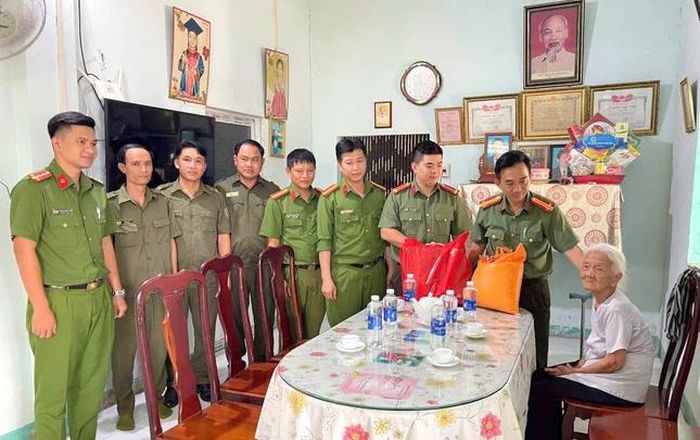 Công an xã Dầu Tiếng gửi tặng thân nhân gia đình các liệt sĩ Công an Nhân dân