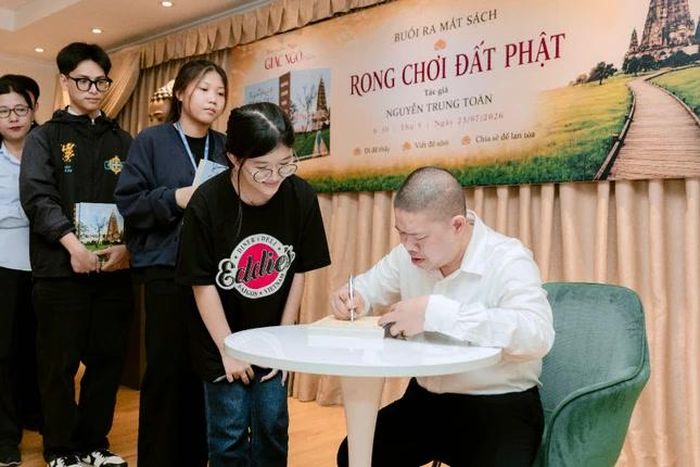 Tác giả Nguyễn Trung Toàn ký tặng sách đến các độc giả