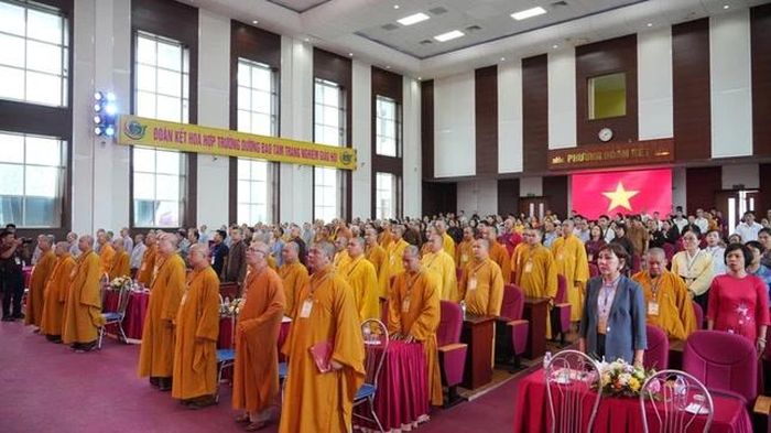 Đại biểu thực hiện nghi thức chào Quốc kỳ và Đạo kỳ