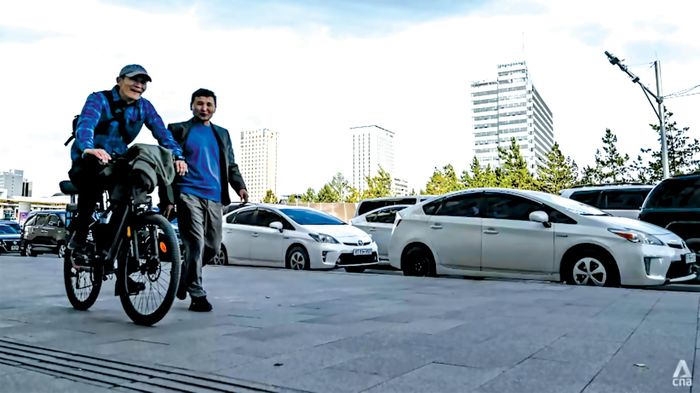 Toyota Prius là một trong những phương tiện phổ biến trên đường phố đông đúc Ulan Bator. Nguồn CNA.