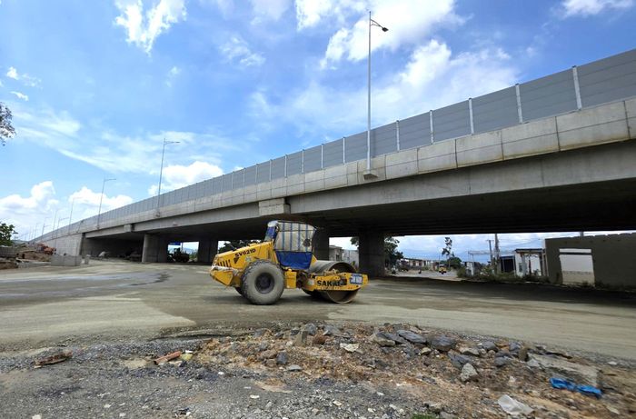 Nhà thầu đẩy nhanh tiến độ thi công tại nút giao Vụ Bổn (Ảnh: N.H).