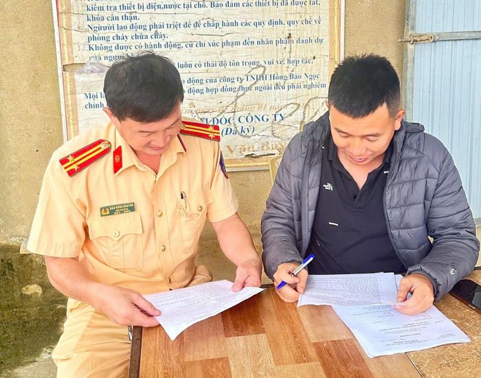 Lực lượng chức năng thực hiện tuần tra, kiểm soát, kết hợp với đẩy mạnh tuyên truyền, phổ biến công tác đảm bảo an toàn giao thông đường thủy nội địa đối với các đơn vị, cá nhân trên tỉnh Nghệ An (Ảnh: CANA).
