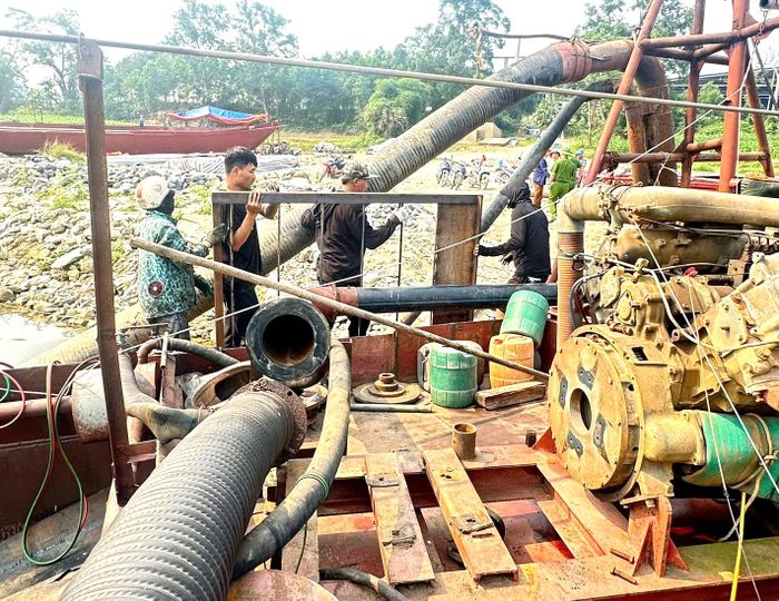 Với tinh thần xử lý "không có vùng cấm", lực lượng cảnh sát giao thông kiên quyết đình chỉ các bến bãi, phương tiện không đủ điều kiện nhằm triệt tiêu nguy cơ tai nạn từ sớm, từ xa (Ảnh: CANA).