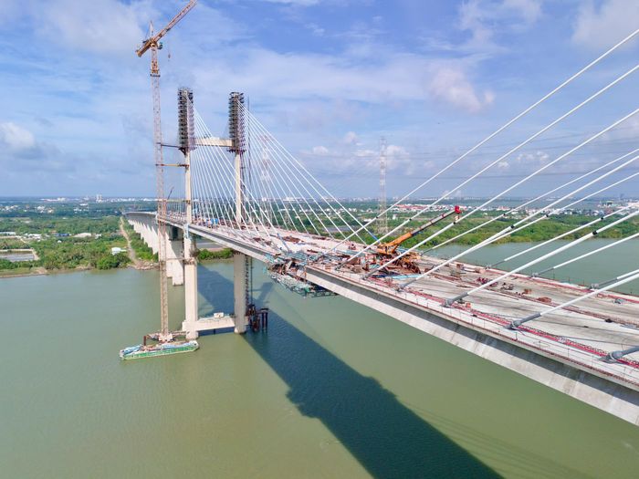 Ông Phan Văn Quân, Phó Giám đốc CTCP Xây dựng hạ tầng Bắc Trung Nam cho biết cầu Phước Khánh là một trong những công trình có kết cấu phức tạp nhất trên toàn tuyến cao tốc Bến Lức - Long Thành hiện đang tập trung thi công khu vực đốt hợp long. Theo ông, phần cầu chính được thiết kế theo kết cấu dây văng với hệ dầm thanh mảnh treo bằng cáp cường độ cao, liên kết với hai trụ tháp hình chữ H cao khoảng 155m. Mỗi trụ bố trí hai mặt phẳng dây văng dạng rẻ quạt gồm 56 bó cáp.