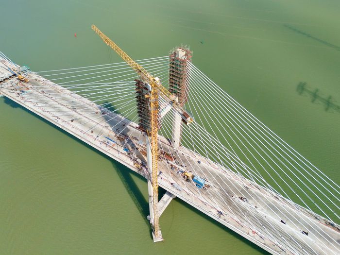 Điểm đặc biệt của công trình là hệ dây văng được nối liên tục giữa hai nhịp, vượt qua đỉnh trụ và được neo vào dầm cứng ở hai đầu cầu. Thiết kế này giúp hai phía dầm cầu cùng tham gia chịu lực thông qua hệ cáp liên tục, nâng cao khả năng làm việc của kết cấu nhưng cũng đòi hỏi quá trình thi công, cân chỉnh và kiểm soát kỹ thuật với độ chính xác rất cao.