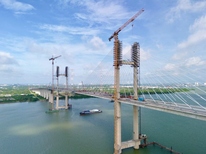 Sáng 23/7, một ngày sau lễ hợp long nhịp chính, không khí thi công trên cầu Phước Khánh (thuộc dự án đường cao tốc Bến Lức - Long Thành) tiếp tục diễn ra khẩn trương. Tiếng máy móc hòa cùng nhịp làm việc liên tục của hàng trăm kỹ sư, công nhân tạo không khí sôi động trên đại công trường giữa sông Lòng Tàu.