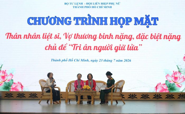Các vợ thương binh tiêu biểu chia sẻ hành trình nhiều thập kỷ đồng hành, chăm sóc người chồng mang thương tật chiến tranh.