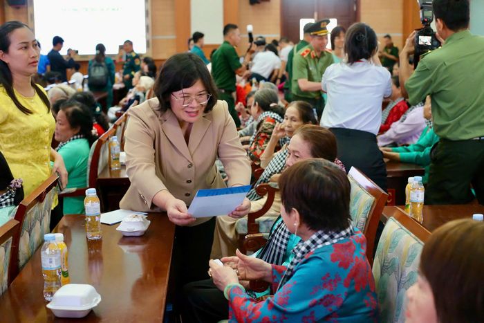 Phó Bí thư Thành ủy TP.HCM Văn Thị Bạch Tuyết tặng quà cho các vợ thương binh nặng, thương binh đặc biệt nặng tiêu biểu.