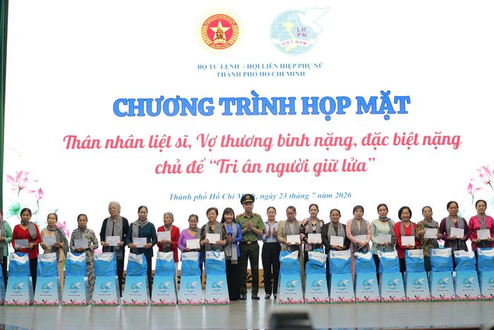 Ban Tổ chức trao quà tri ân tới 168 người vợ thương binh nặng, thương binh đặc biệt nặng tham dự chương trình.