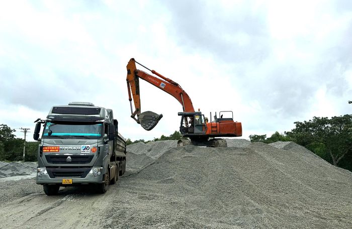 Trước đó, tình trạng thiếu vật liệu cát, đá khiến tiến độ thi công dự án cao tốc Khánh Hòa - Buôn Ma Thuột gặp khó (Ảnh: N.H).