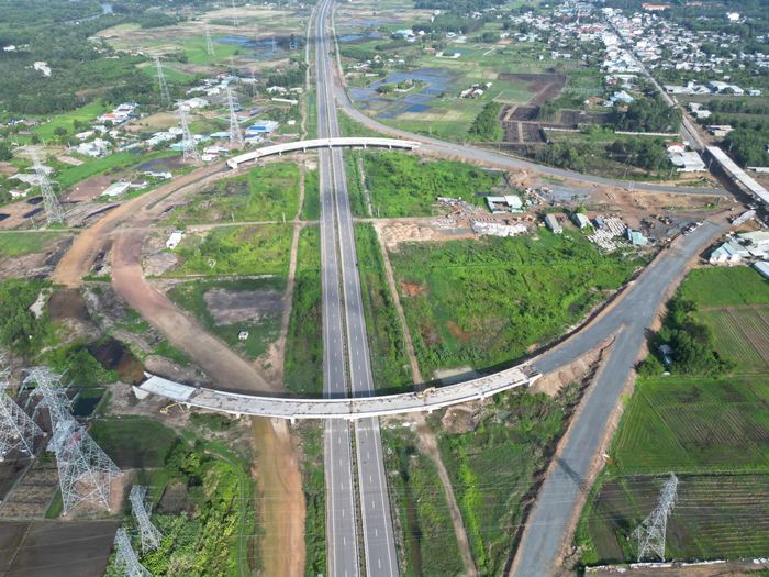 Tăng tốc thi công nút giao Vành đai 3 và cao tốc Bến Lức - Long Thành.