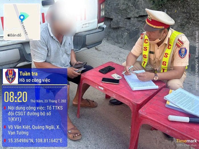 Phòng CSGT Công an tỉnh Quảng Ngãi lập biên bản, xử phạt tài xế vi phạm (Ảnh: CSGT Quảng Ngãi)