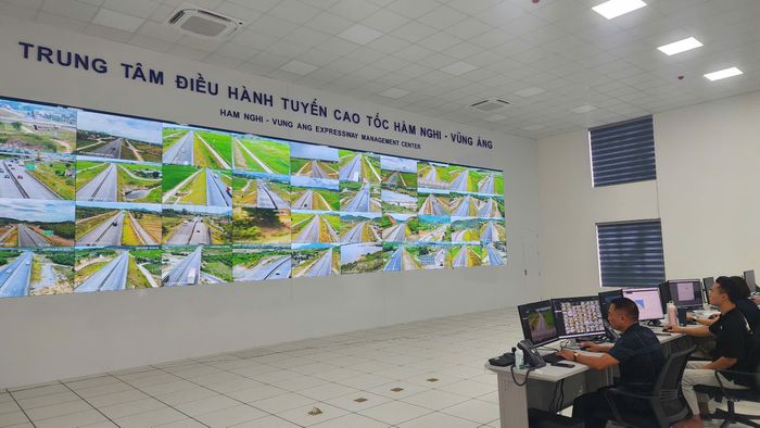 Nhân viên Công ty Thu phí tự động VETC điều hành chung công tác thu phí tại Trung tâm điều hành TMC ở nút giao Cẩm Quan.