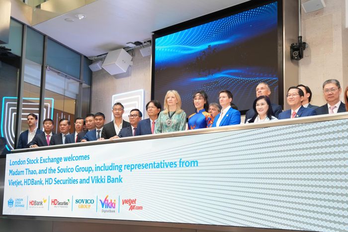 Tiến sĩ Nguyễn Thị Phương Thảo bấm nút khai phiên Sàn giao dịch Chứng khoán Luân Đôn (LSE) cùng Thị trưởng Khu tài chính Luân Đôn - Dame Sue Langley và Tổng giám đốc LSE - Dame Julia Hoggett.