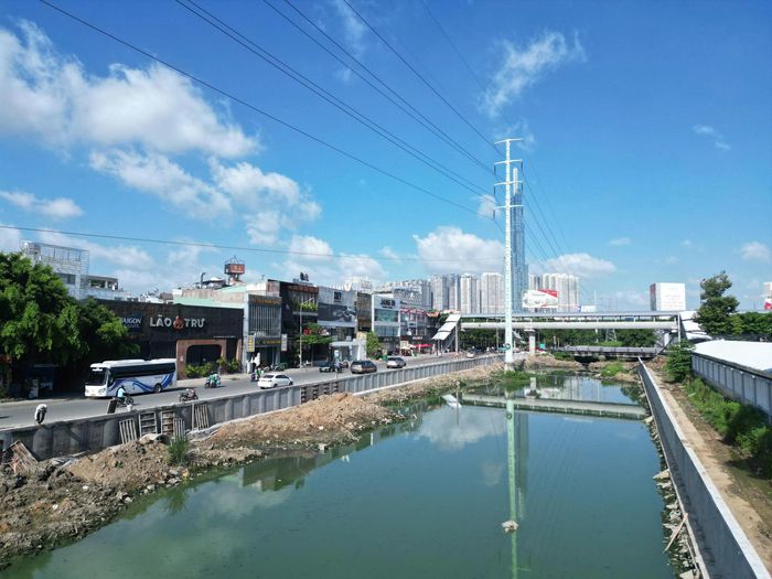 Theo Ban Quản lý dự án hạ tầng đô thị TP.HCM (chủ đầu tư), công trình có chiều dài nạo vét 1.760m, bề rộng đáy rạch từ 15 - 22,5m và chiều sâu trung bình khoảng 1m.