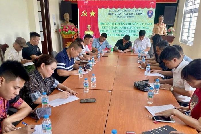 Nhiều doanh nghiệp, tài xế xe vận tải ký cam kết không vi phạm giao thông.