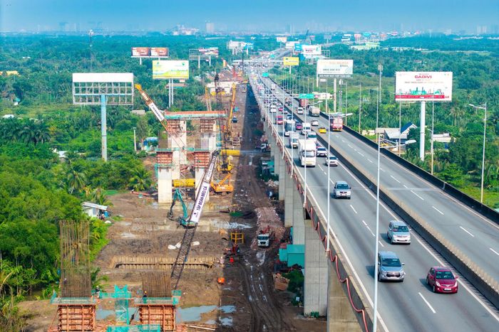 Dự án mở rộng cao tốc TP.HCM - Long Thành có tổng chiều dài gần 22km, được đầu tư với quy mô lớn nhất từ trước đến nay trên tuyến. Đoạn từ nút giao Vành đai 2 đến Vành đai 3 được mở rộng từ 4 lên 8 làn xe còn đoạn từ Vành đai 3 đến nút giao cao tốc Biên Hòa - Vũng Tàu mở rộng lên 10 làn xe. Riêng cầu Long Thành sẽ được xây dựng thêm một đơn nguyên cầu mới với 5 làn xe, song song cầu hiện hữu.