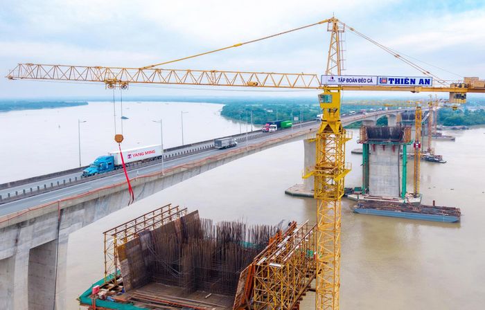 Theo ghi nhận của PV, trên toàn tuyến, các mũi thi công được triển khai đồng loạt cả phần đường và phần cầu. Ở gói thầu XL01, đoạn từ Km4+000 đến Km13+900, nơi có cầu Long Thành và cầu Sông Tắc, hàng loạt cẩu bánh xích, cẩu tháp, xe bơm bê tông hoạt động liên tục. Các nhà thầu tập trung hoàn thiện những hạng mục cuối của cọc khoan nhồi, đồng thời đẩy nhanh thi công bệ trụ, thân trụ, xà mũ, lao lắp dầm và hoàn thiện kết cấu phần trên của các cầu dẫn.