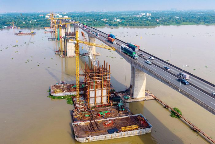 Song song đó, các nhà thầu cũng chủ động thay thế một phần vật liệu đắp nền bằng các loại vật liệu phù hợp hơn trong điều kiện thi công mùa mưa nhằm hạn chế ảnh hưởng của thời tiết, duy trì nhịp độ thi công liên tục.