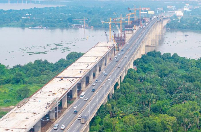 Cao tốc TP.HCM - Long Thành - Dầu Giây là tuyến kết nối chính giữa TP.HCM với Đồng Nai và phố biển Vũng Tàu. Đây cũng là cửa ngõ quan trọng lưu thông hai chiều giữa TP.HCM và Cảng hàng không quốc tế Long Thành khi sân bay đưa vào khai thác.
