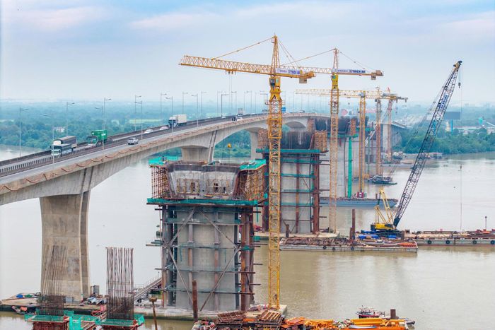 Theo Tổng công ty Đầu tư phát triển đường cao tốc Việt Nam VEC (chủ đầu tư) đến nay, nguồn vật liệu chính như cát, đất đắp và đá xây dựng cơ bản đáp ứng nhu cầu thi công. Tuy nhiên, việc vận chuyển vật liệu đến công trường vẫn gặp không ít khó khăn, nhất là trong mùa mưa. Để bù tiến độ, đơn vị đã yêu cầu các nhà thầu tăng cường máy móc, thiết bị, bổ sung nhân lực, tổ chức thi công liên tục 3 ca, đặc biệt tại các hạng mục cầu và lao lắp dầm.
