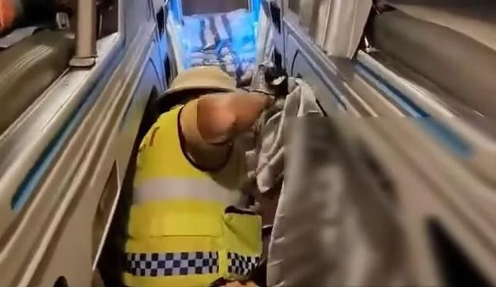 CSGT kiểm tra số người trên xe khách. (Ảnh: CSGT).