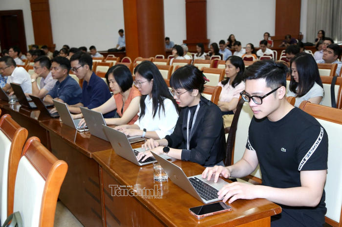 Cán bộ Bộ Tài chính thực hành sử dụng hệ thống tại hội nghị.