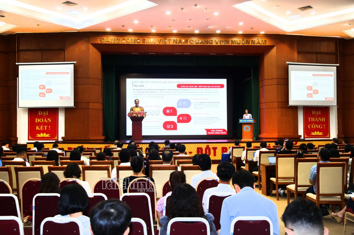 Các báo cáo viên của Tập đoàn Viettel trực tiếp hướng dẫn cán bộ, chuyên viên Bộ Tài chính quy trình vận hành, khai thác và sử dụng Hệ thống. Ảnh: Đức Minh