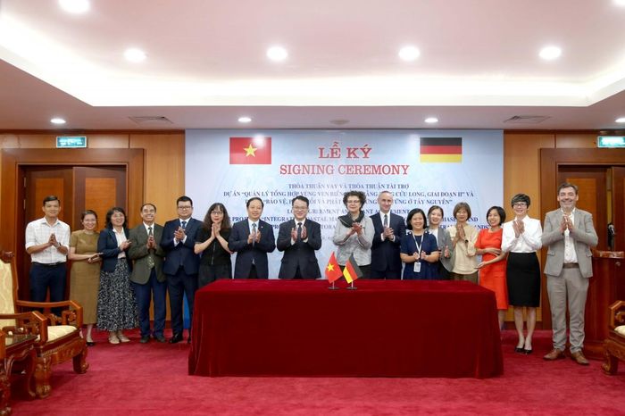 Các đại biểu chúc mừng thành công của lễ ký. Ảnh: Đức Minh