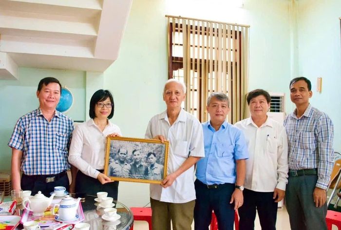 Đồng chí Nguyễn Thị Thanh Lịch, Tỉnh ủy viên, Phó Chủ tịch UBND tỉnh Gia Lai trao quà tri ân gia đình Anh hùng Lực lượng vũ trang nhân dân, Liệt sĩ Trần Văn Bình.