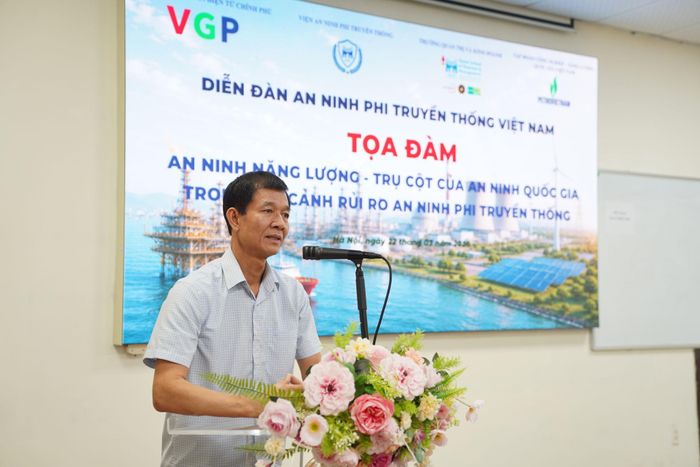 GS.TS Hoàng Đình Phi, Hiệu trưởng Trường Quản trị và Kinh doanh phát biểu. Ảnh: P.Trà