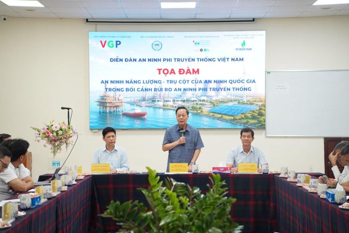 Trung tướng, GS.TS Nguyễn Xuân Yêm, Viện trưởng Viện An ninh phi truyền thống phát biểu bế mạc tọa đàm. Ảnh: P.Trà