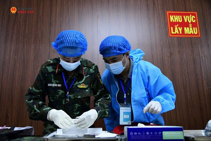 Cán bộ thực hiện ghi chép tỉ mỉ công tác lấy mẫu xét nghiệm