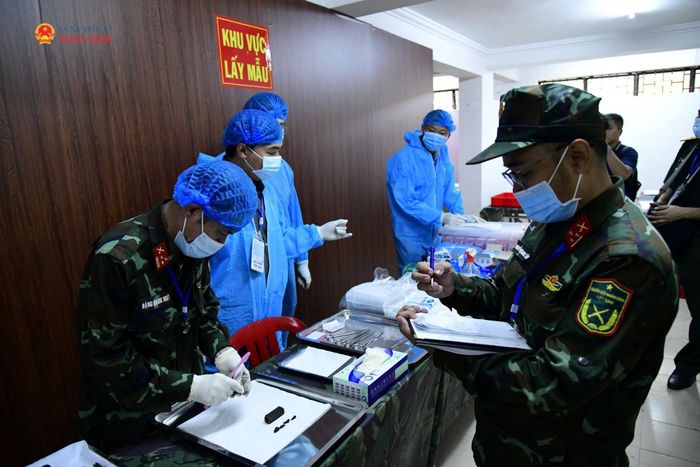 Cán bộ thực hiện ghi chép tỉ mỉ công tác lấy mẫu xét nghiệm