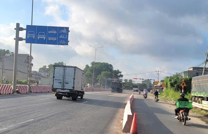 Sáng 23/7, phóng viên ghi nhận hình ảnh thực tế về biển báo phân làn đường trên tuyến Quốc lộ 51 đoạn qua địa bàn phường Phước Tân, TP. Đồng Nai. Ảnh: Quang Phương