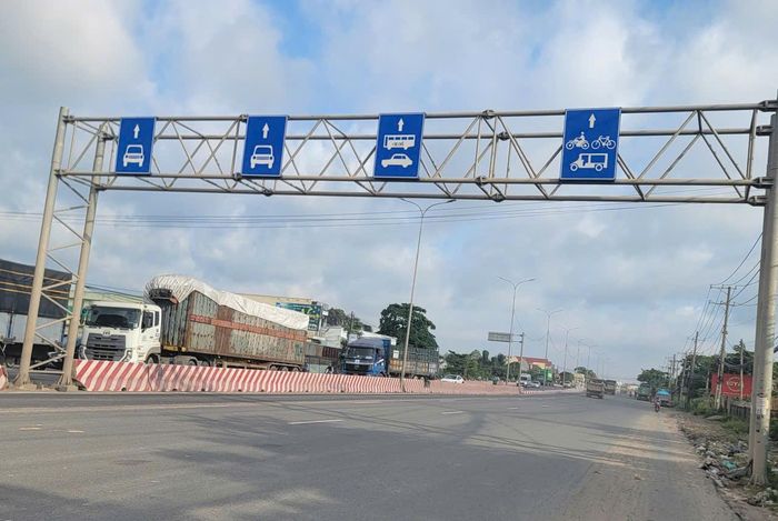 Biển báo phân làn đường trên tuyến Quốc lộ 51 đoạn qua địa bàn phường Phước Tân, TP. Đồng Nai. Ảnh: Quang Phương