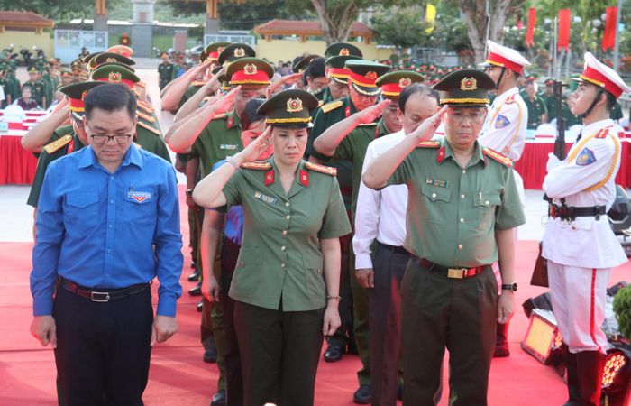 Trong không khí trang nghiêm, các đại biểu dành phút mặc niệm tri ân các Anh hùng liệt sĩ đã anh dũng hy sinh vì độc lập, tự do của Tổ quốc. Ảnh: Nghiêm Túc