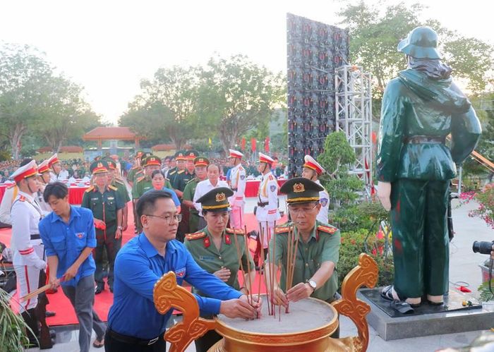 Đại biểu dâng hương tưởng nhớ các Anh hùng liệt sĩ tại đài tưởng niệm Nghĩa trang Liệt sĩ Dốc Bà Đắc. Ảnh: Nghiêm Túc