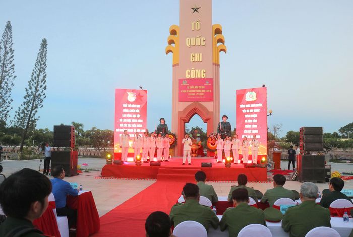Tiết mục văn nghệ tại chương trình. Ảnh: Nghiêm Túc