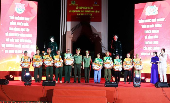 Phó Cục trưởng Cục công tác chính trị Đại tá Từ Thị Thu Hòa; phó Giám đốc Công an tỉnh Đại tá Lê Phú Thạnh tặng cho đến các gia đình chính sách, thân nhân liệt sĩ và người có công với cách mạng. Ảnh: Nghiêm Túc