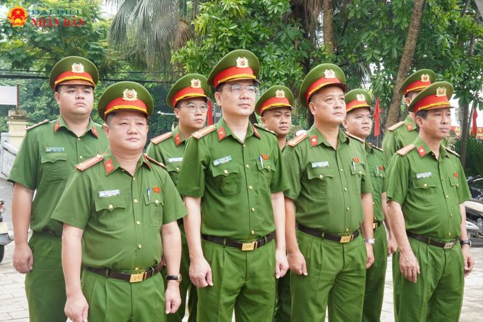 Mỗi chuyến đi như gieo thêm một hạt mầm trách nhiệm. Từ những câu chuyện được kể, những cái nắm tay và ánh mắt nghẹn ngào, truyền thống không còn nằm trong những trang sử, mà hiện hữu trong từng bước chân của người chiến sĩ hôm nay.