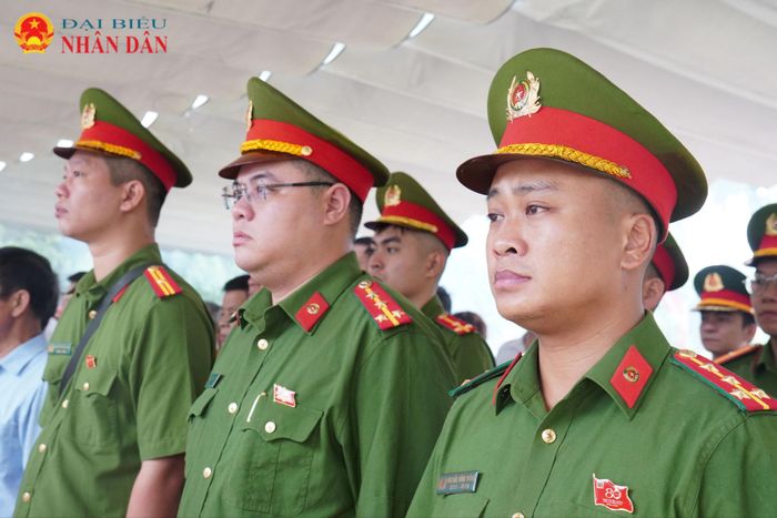 Hơn cả một chuyến về nguồn, đó là lời nhắc nhở âm thầm để mỗi cán bộ, chiến sĩ sống trọn với trách nhiệm, làm hết mình vì Nhân dân và không ngừng gìn giữ những giá trị mà cha anh đã đánh đổi bằng máu xương.