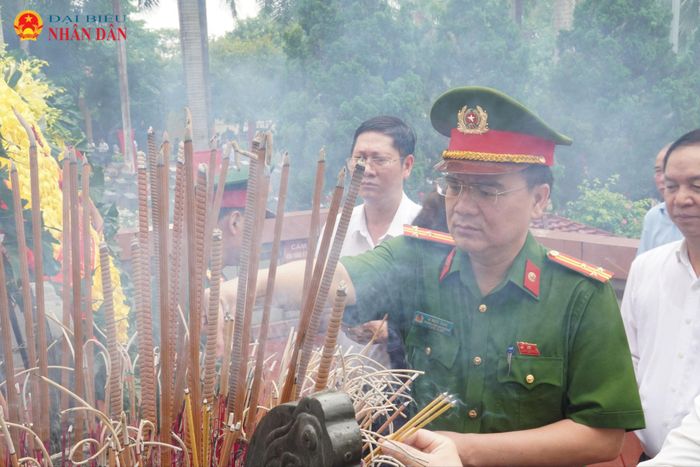 Trong khoảng lặng thiêng liêng ấy, những câu chuyện của một thời hoa lửa như lặng lẽ trở về, chạm đến trái tim của mỗi người có mặt.