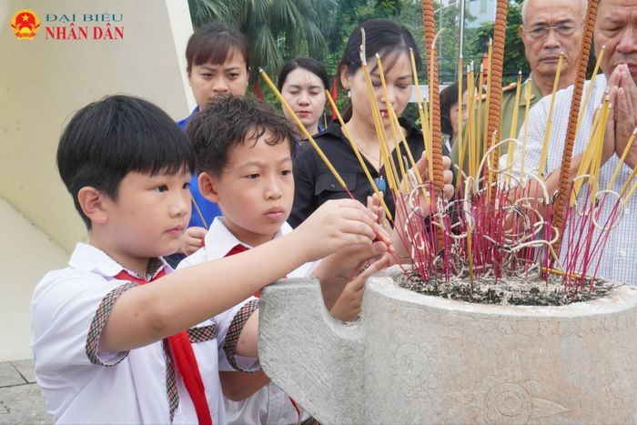 Từ những câu chuyện được trao truyền, các cán bộ, chiến sĩ nguyện tiếp nối và vun đắp cho thế hệ mai sau ngọn lửa yêu nước, lòng biết ơn và ý chí cống hiến, để những giá trị được đánh đổi bằng máu xương của cha anh mãi được gìn giữ và lan tỏa.