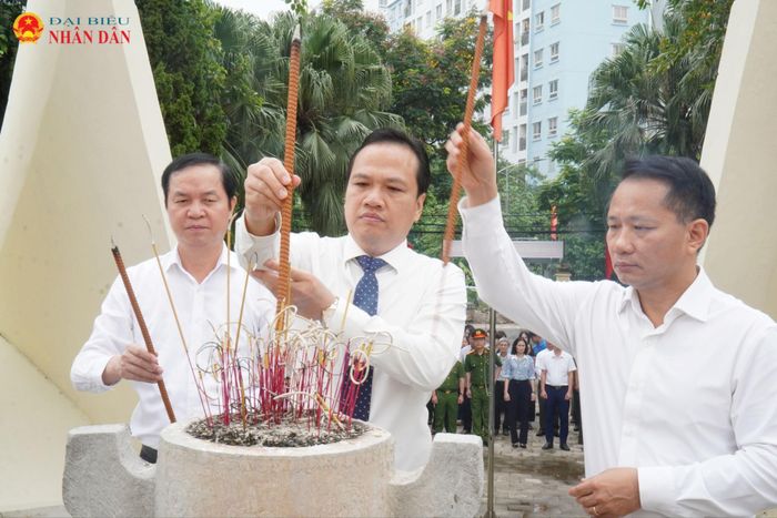 Khói hương bảng lảng quyện trong không gian tĩnh mặc, từng nén hương được nâng niu dâng lên như một lời đối thoại lặng thầm với lịch sử.