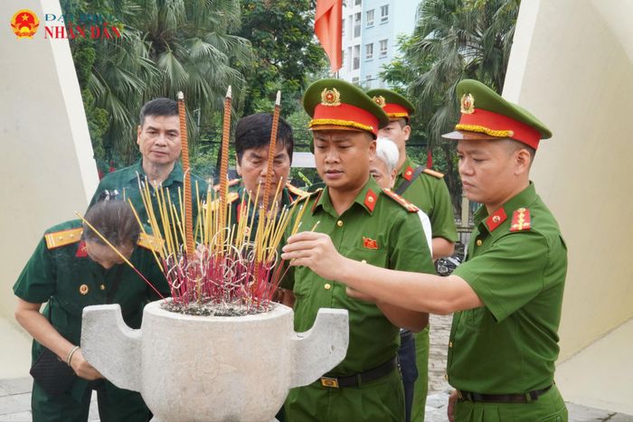 Đối với cán bộ, chiến sĩ Công an phường Đông Ngạc, những câu chuyện về sự hy sinh của các thế hệ cha anh không chỉ được lưu giữ trong ký ức, mà còn trở thành lời nhắc nhở để mỗi người không ngừng rèn luyện, cống hiến và phụng sự Nhân dân.